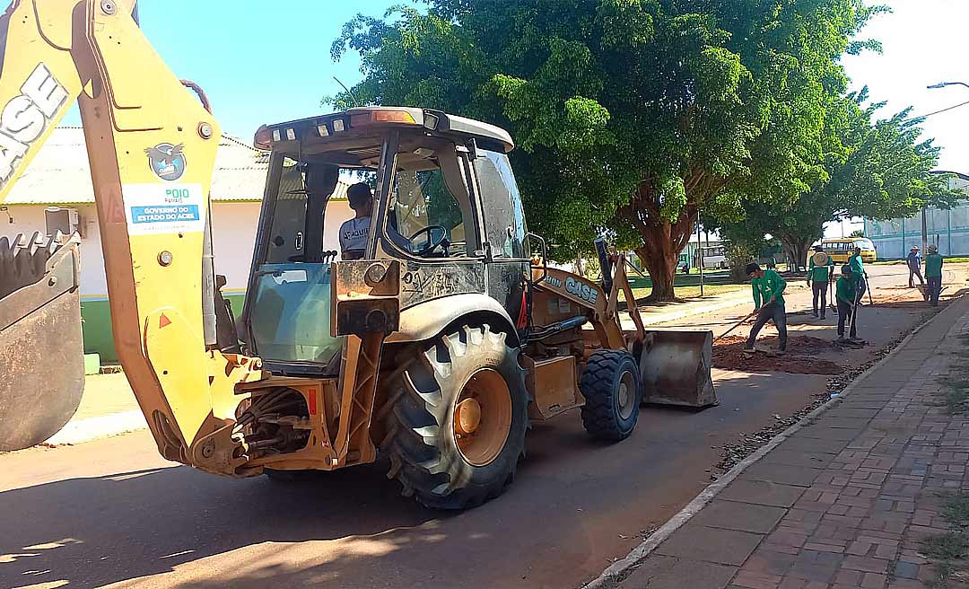 Deracre e Prefeitura de Capixaba iniciam operação tapa-buraco nas ruas da cidade