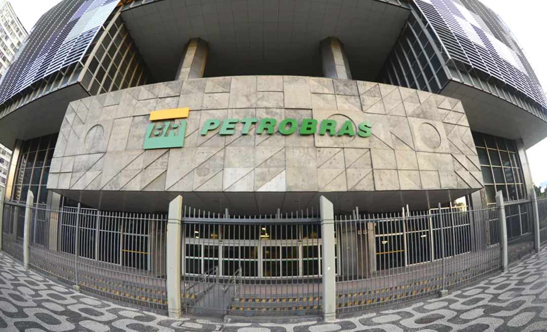 Urgente: após pressão de Bolsonaro, Petrobras anuncia nova redução no preço da gasolina