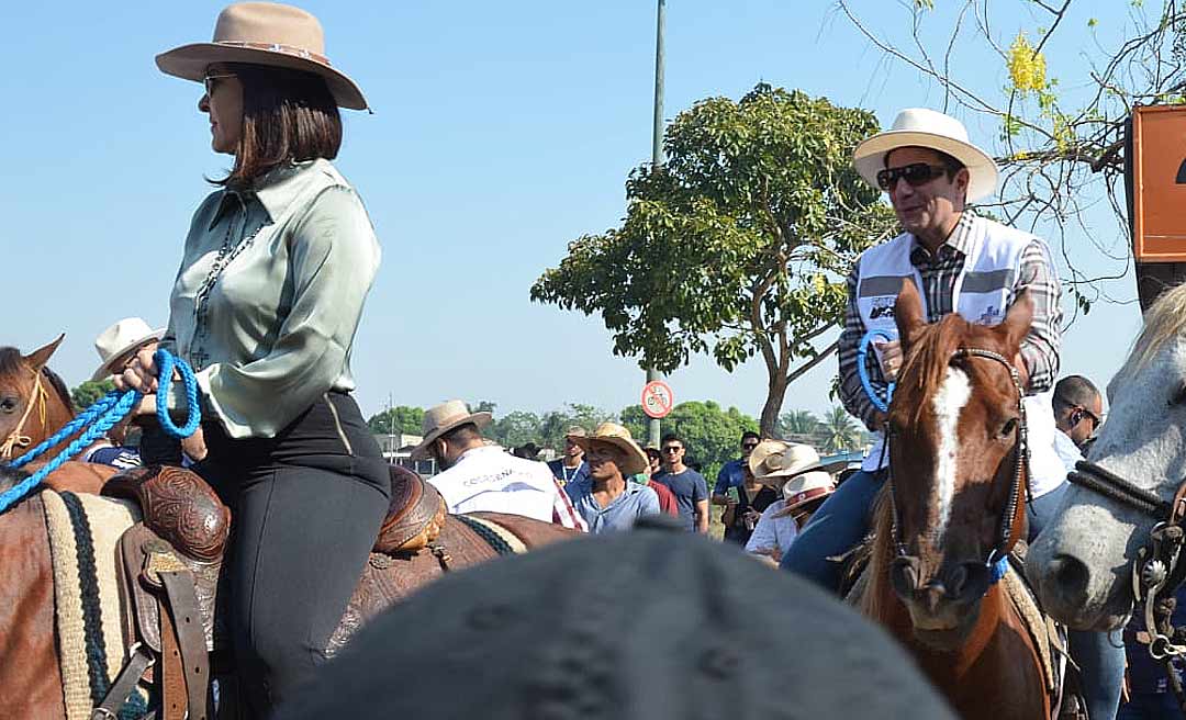 A cavalo, Márcia Bittar passa ao lado de Gladson e não o cumprimenta na cavalgada