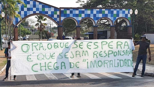 Produtores e estudantes fecham avenidas Brasil e Ceará em protesto contra o governo e prefeitura