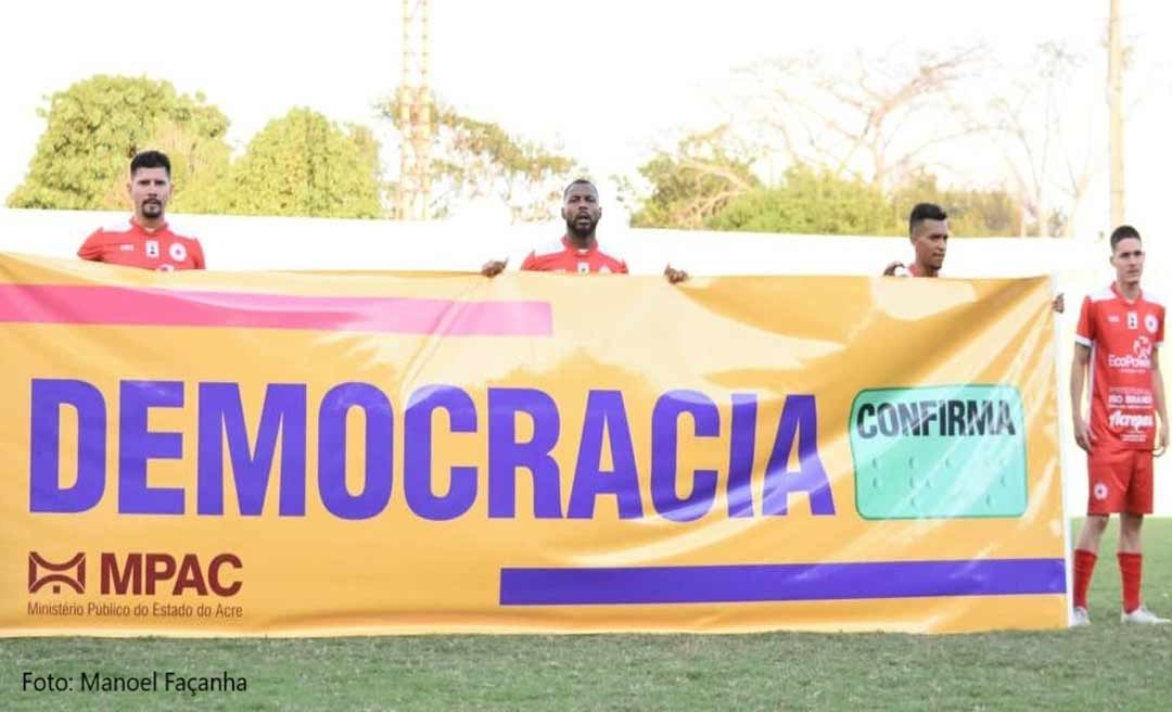 Jogadores do Rio Branco entram em campo com faixa da campanha Democracia: Confirma