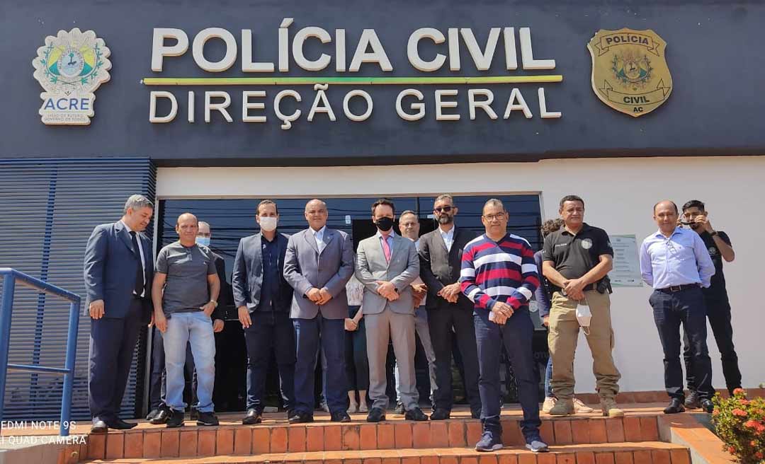 Henrique Maciel recebe visita da Justiça Federal para conhecer ônibus itinerante do Instituto de Identificação