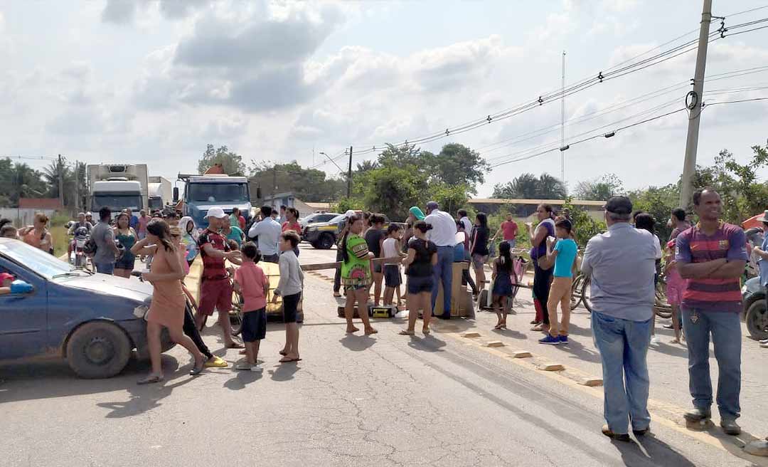 BR-364 é fechada próximo à Ribeirágua por moradores do Ramal do Pica Pau