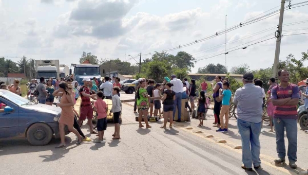 BR-364 é fechada próximo à Ribeirágua por moradores do Ramal do Pica Pau