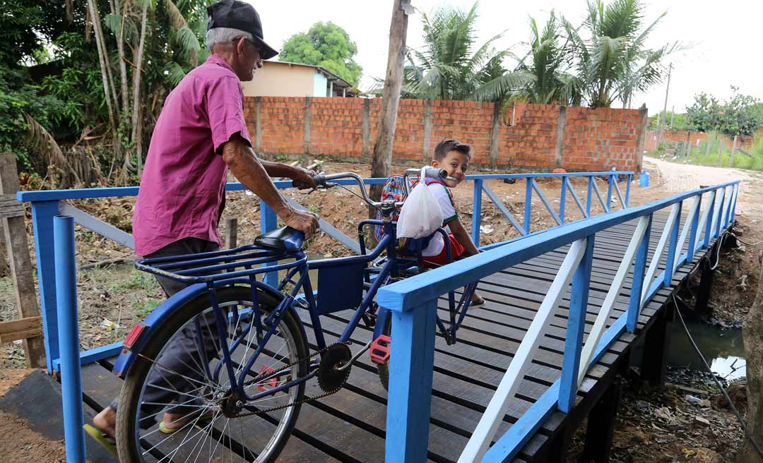 Prefeitura de Rio Branco entrega passarela no bairro Recanto dos Buritis