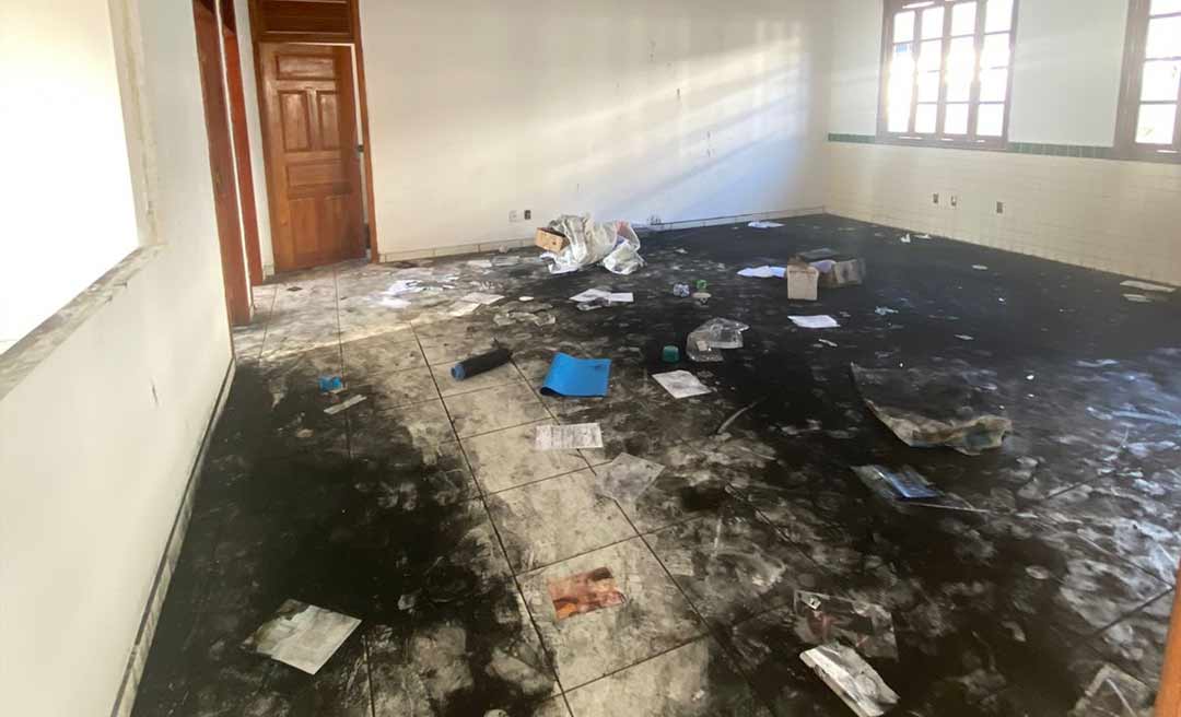 Vídeos mostram abandono da escola técnica Campos Pereira, na Cidade do Povo