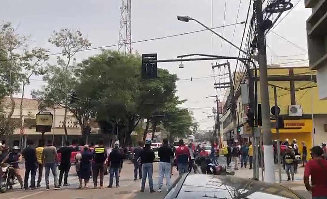 Em dia de protestos, motociclistas fecham ruas e ponte em Rio Branco; diretor do RBTrans diz que grupo é clandestino