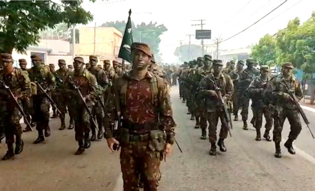 Forças armadas já estão perfilados à espera para o início do desfile de 7 de Setembro