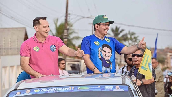 Gladson chega de Uber para carreata e comenta pesquisa que o coloca em primeiro: “Continuar trabalhando”