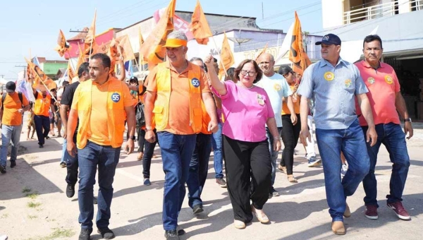 Em Tarauacá e Feijó, Vanda Milani e Sérgio Petecão realizam caminhada nas ruas centrais e região do comércio