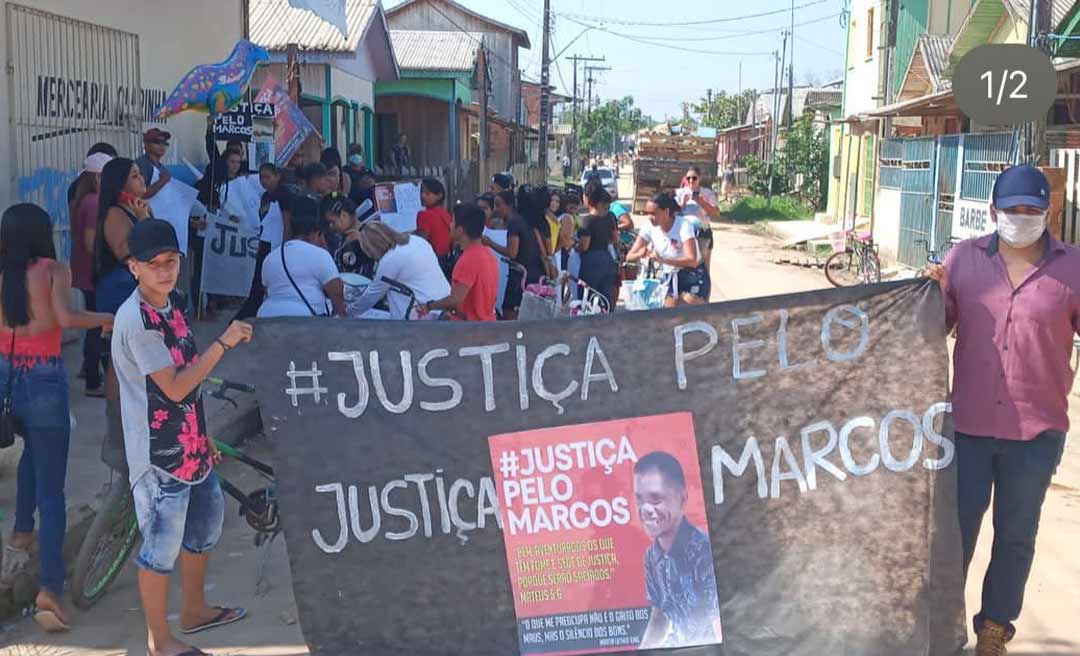 Amigos e familiares de jovem morto a tiros por policial realizam protesto nas ruas de Tarauacá pedindo justiça