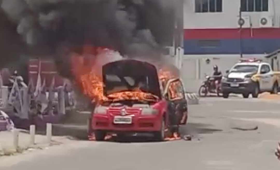 Carro pega fogo na avenida Copacabana em Cruzeiro do Sul