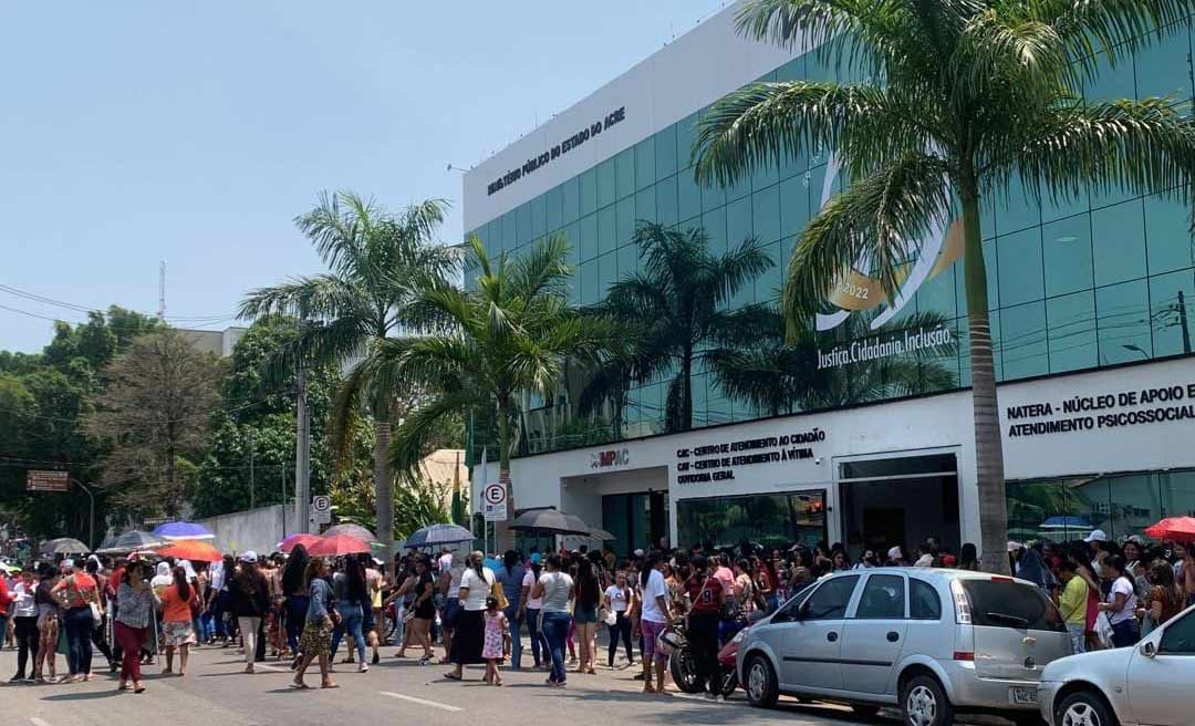 Familiares de presos fecham ponte metálica e ruas do Centro de Rio Branco em protesto