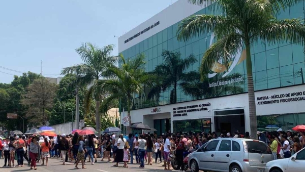 Familiares de presos fecham ponte metálica e ruas do Centro de Rio Branco em protesto