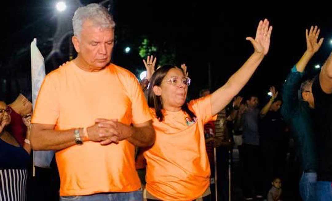 A convite da Assembleia de Deus, Petecão participa de "ato profético" na frente do Palácio