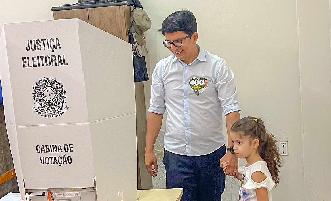 Ao lado da filha, candidato ao Senado Dr. Jenilson vota em Rio Branco: “Estou confiante que o povo vai reconhecer nosso trabalho”