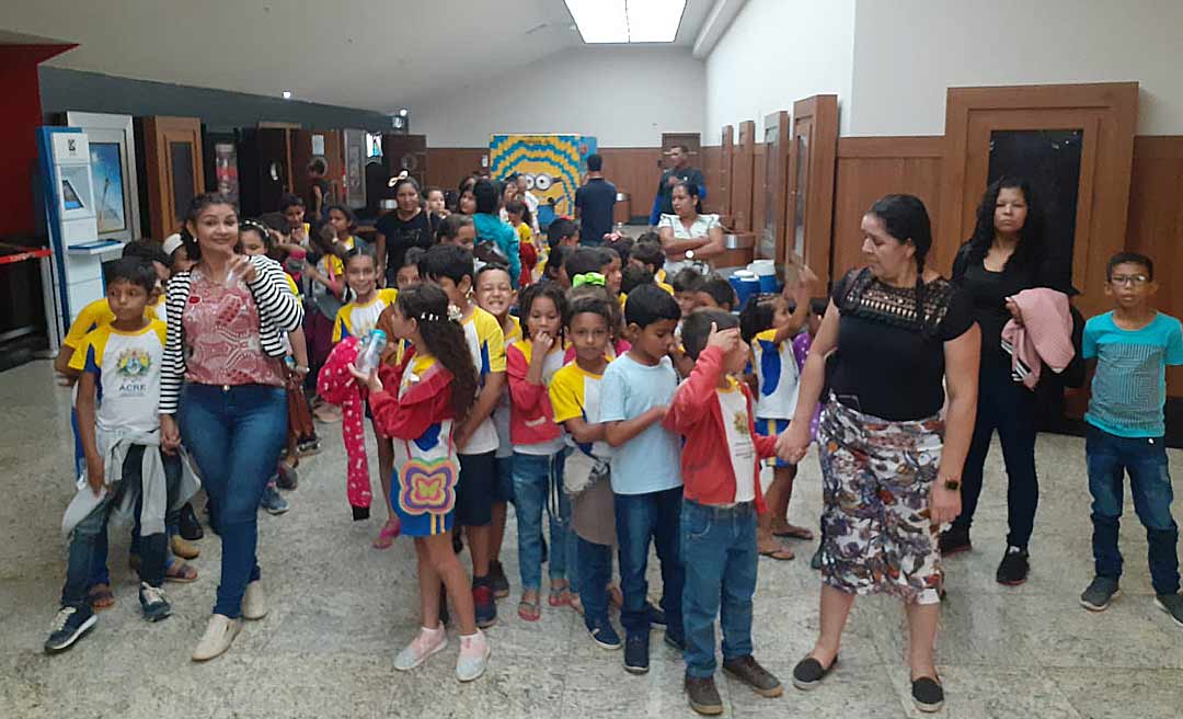 Crianças da Transacreana vão ao cinema pela primeira vez em projeto idealizado pela Escola Major João Câncio