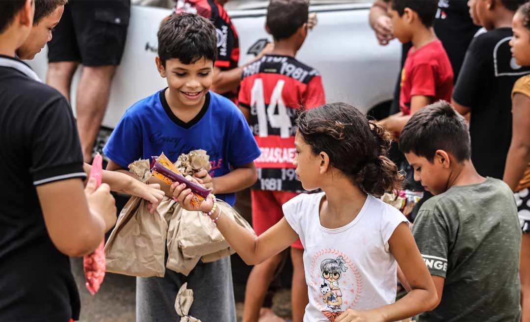 Grupo de Amigos promove festa para a criançada do Cabreúva com brinquedos e doces