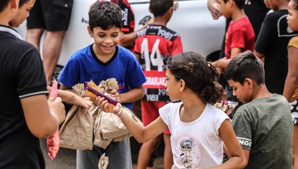 Grupo de Amigos promove festa para a criançada do Cabreúva com brinquedos e doces