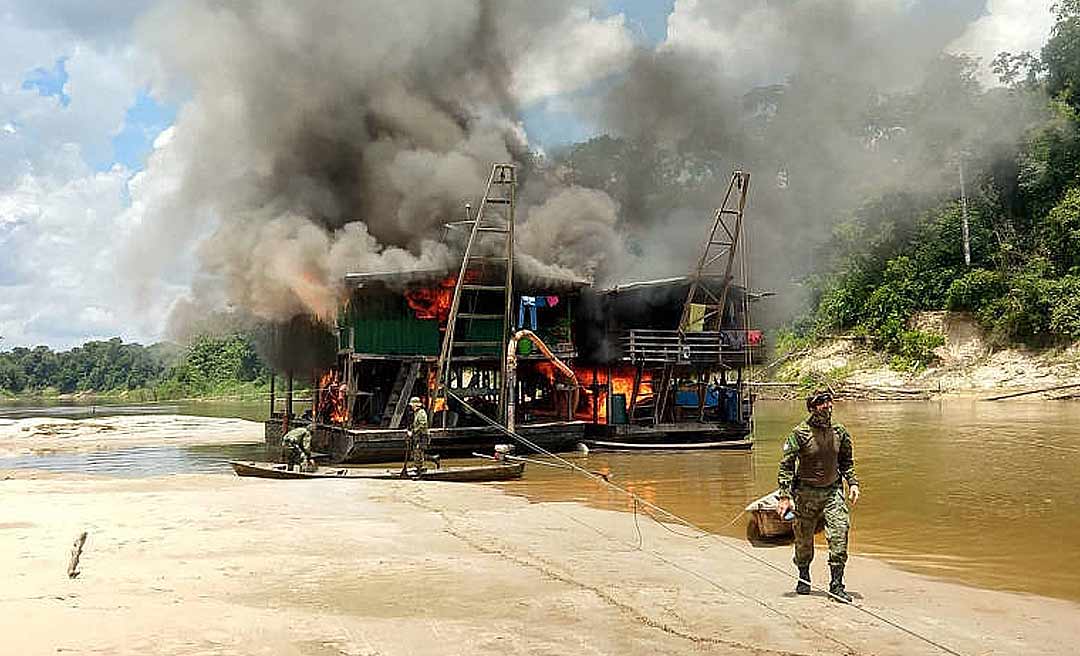 PF faz operação no rio Madeira para destruir balsas do garimpo ilegal