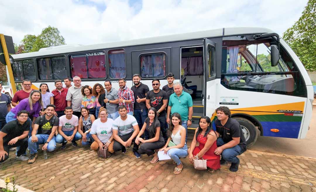 Deputada Perpétua entrega ônibus escolar para estudantes universitários de Plácido de Castro