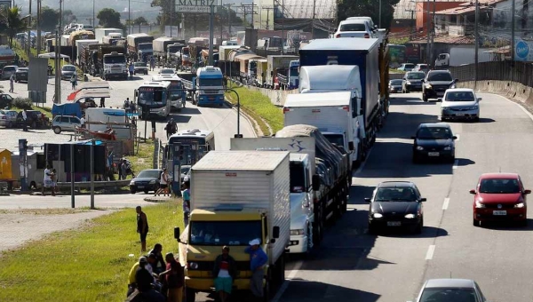 Caminhoneiros e taxistas recebem a parcela de outubro do auxílio nesta terça-feira