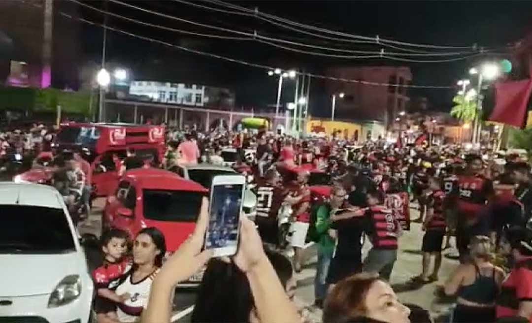 Torcida do Flamengo em Cruzeiro do Sul faz carreata e lota praça central em comemoração ao título da Copa do Brasil