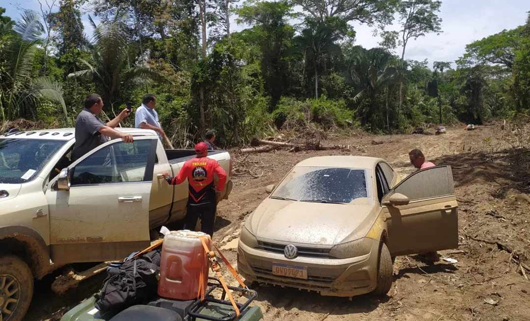 Taxistas são resgatados pela PM após dois dias atolados na estrada de Porto Walter