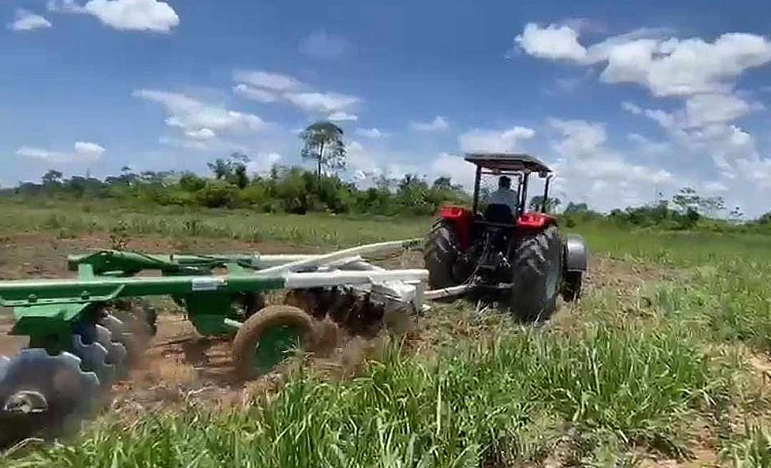 Grade aradora usada por Petecão em plantio de macaxeira pertence ao Estado e foi alugada, diz senador