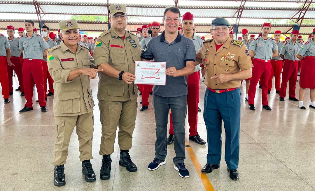 Roberto Duarte entrega smarts TVs no Colégio Militar Dom Pedro II