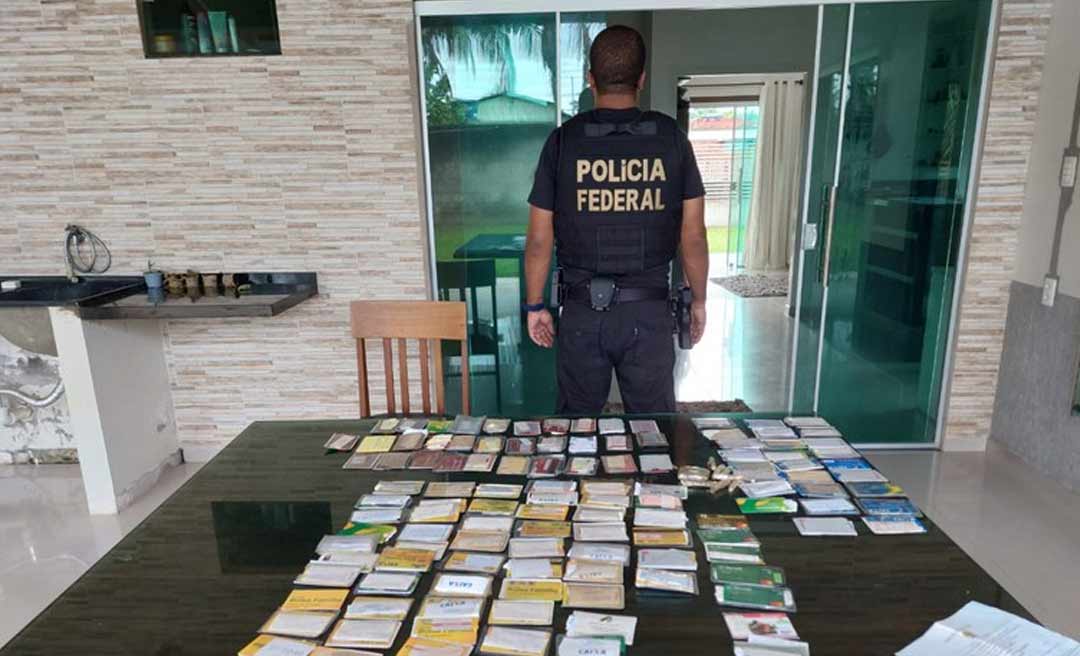 PF investiga retenção de cartões do Bolsa Família por comerciantes em cidade na divisa do Acre com o Amazonas 