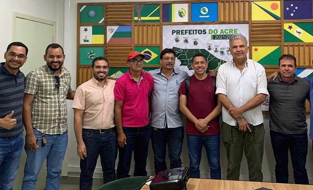 Na sede da AMAC, prefeito de Assis Brasil apresenta potencial do cultivo de café na fronteira