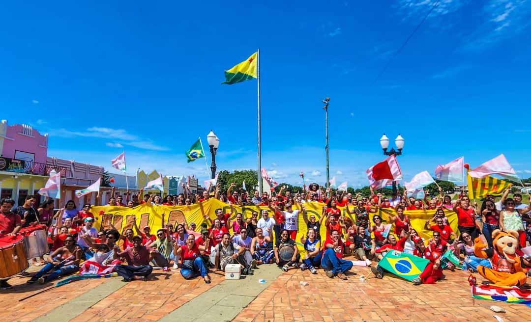 Cantando “Lula, guerreiro do povo brasileiro”, petistas do Acre comemoram aniversário do ex-presidente e candidato à presidência nestas eleições