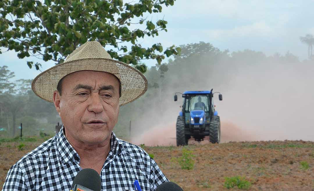 Bocalom começa a distribuir calcário adquirido pela prefeitura a produtores de Rio Branco