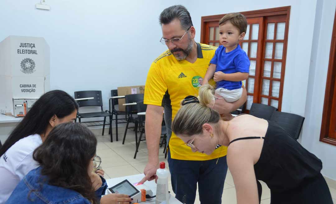 Alan Rick vota ao lado da esposa e filho e faz chamamento para acreanos comparecerem às urnas