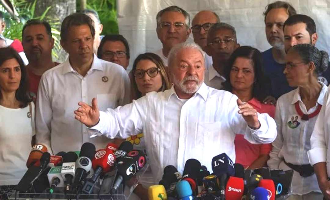 Após conselho de Simone Tebet, Lula e apoiadores usam roupa branca para votar: 'Pela paz'