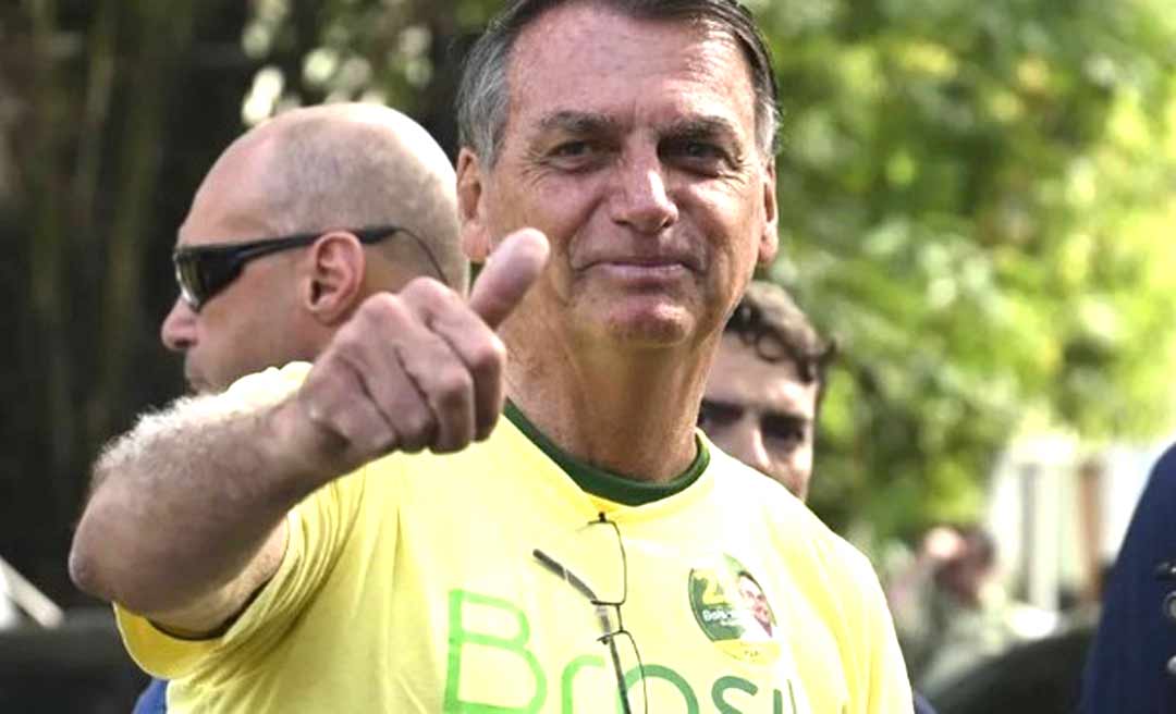 Bolsonaro não é recebido por nenhum apoiador ao retornar a Brasília após votar no Rio