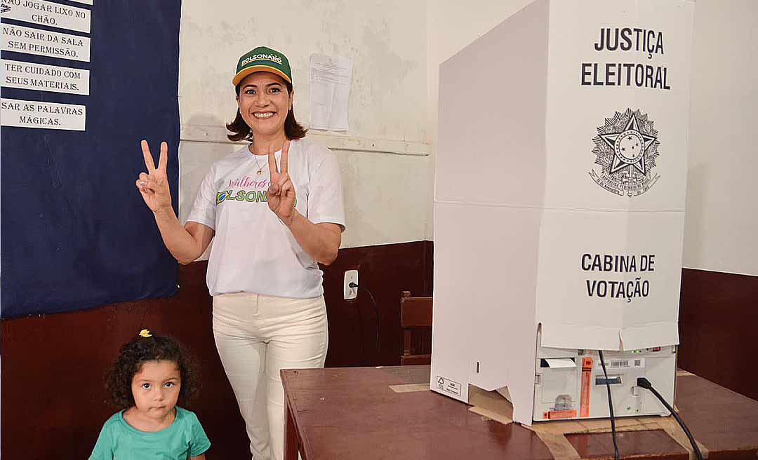 Ao votar, Mailza ressalta importância destas eleições e pede que acreanos compareçam às urnas