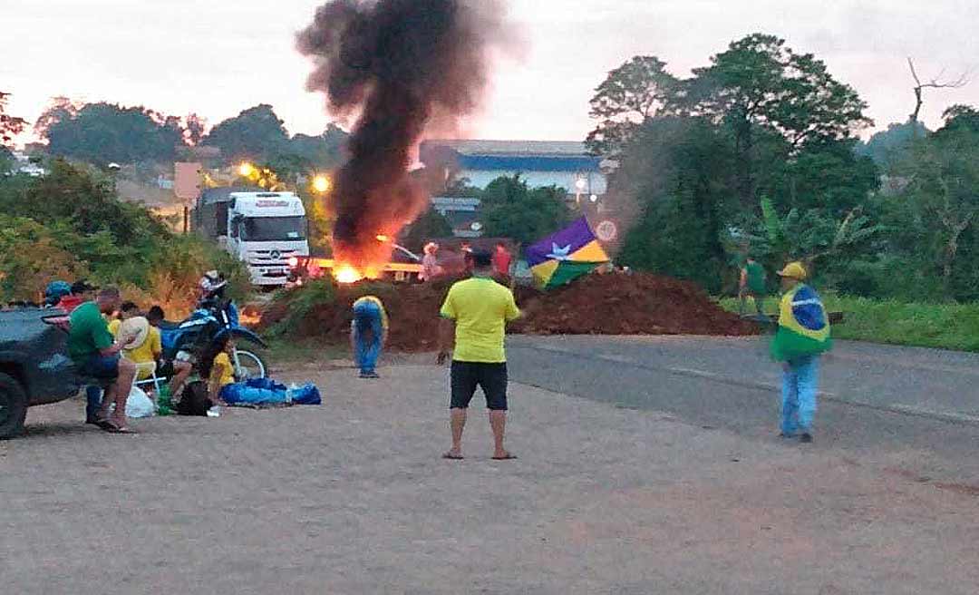 Após derrota de Bolsonaro, caminhoneiros fecham BR-364 e várias estradas no país em protesto