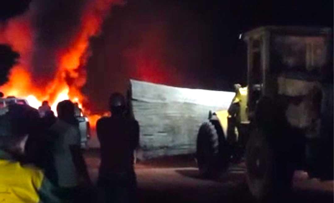 Manifestantes fecham BR-364 em Extrema; Bloqueio pode ocorrer também em Candeias do Jamary