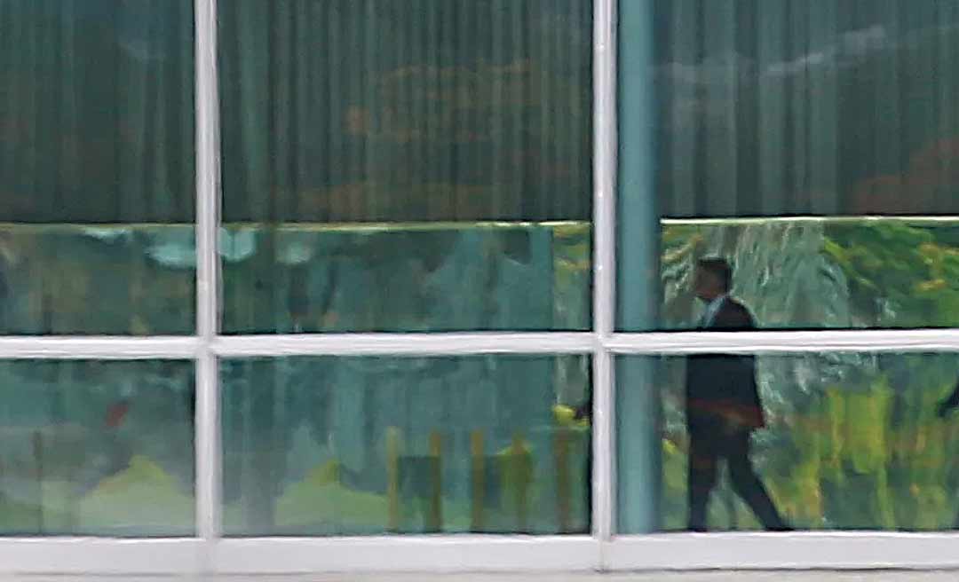 Bolsonaro chega ao Palácio do Planalto e permanece em silêncio sobre vitória de Lula nas eleições