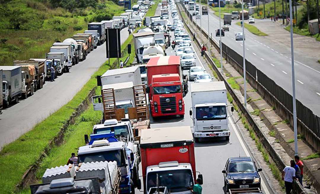 Após derrota de Bolsonaro, caminhoneiros fecham BR-364 e várias estradas no país em protesto