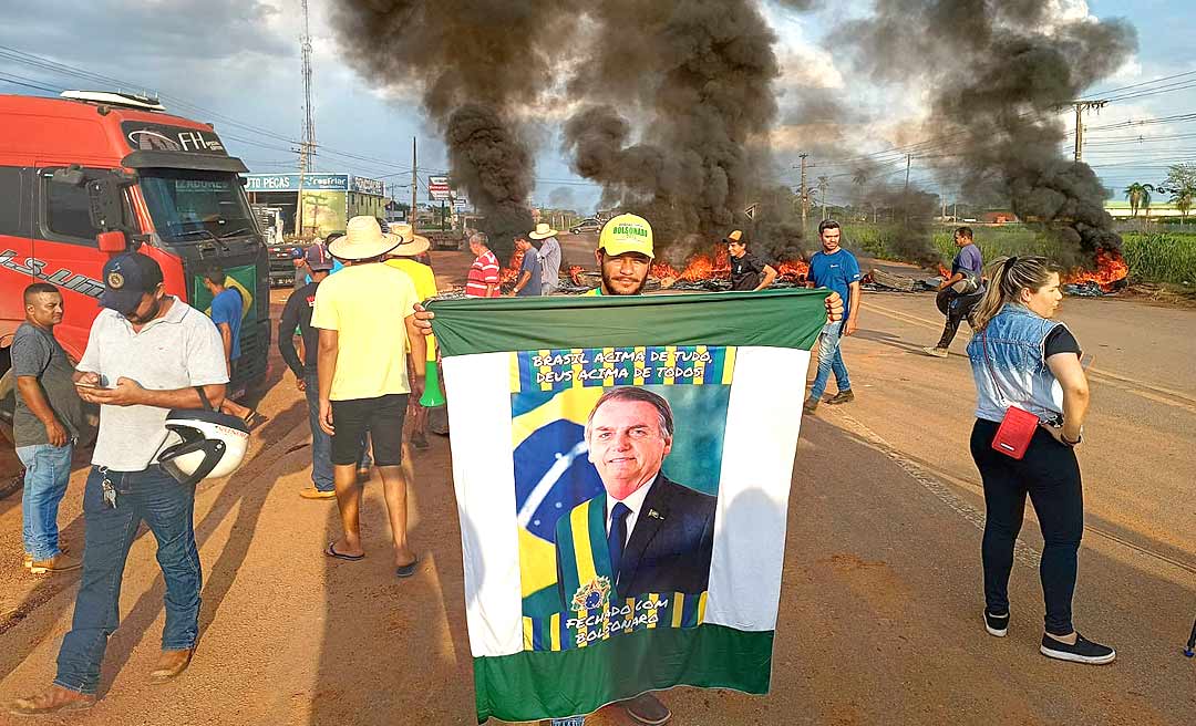 Bandeira com foto de Bolsonaro é erguida em manifestação de caminhoneiros na BR-364 no Acre