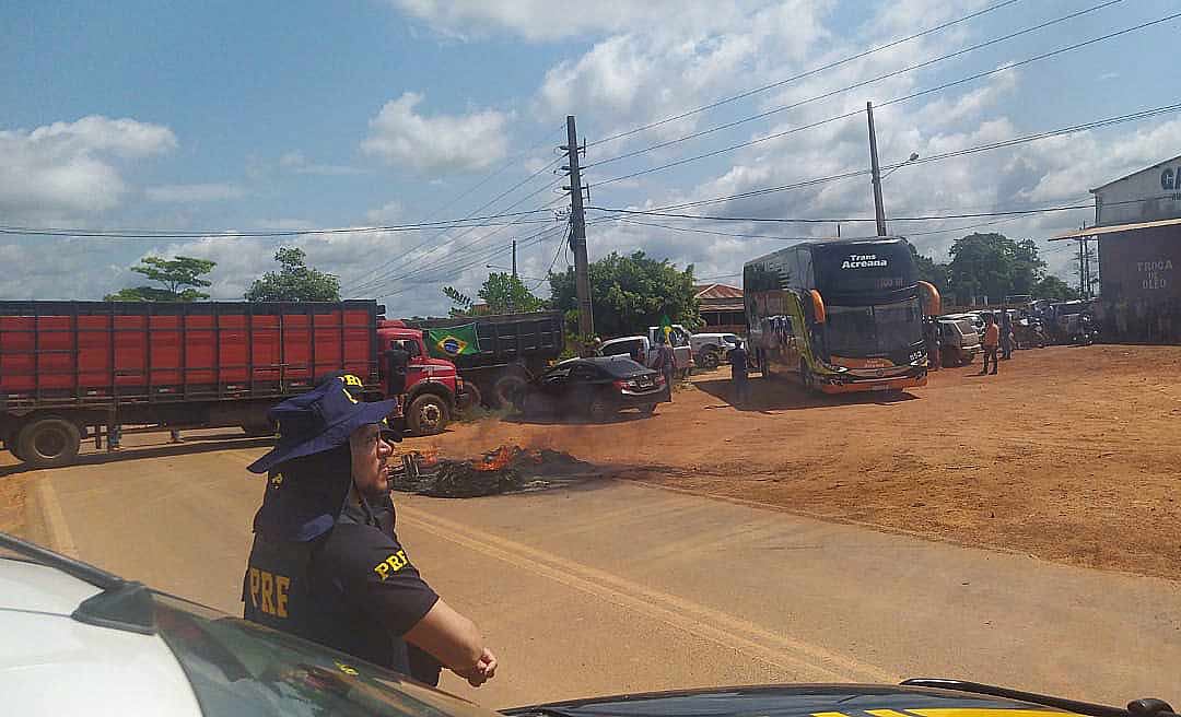 Caminhoneiros, apoiadores de Bolsonaro, fecham a BR-317