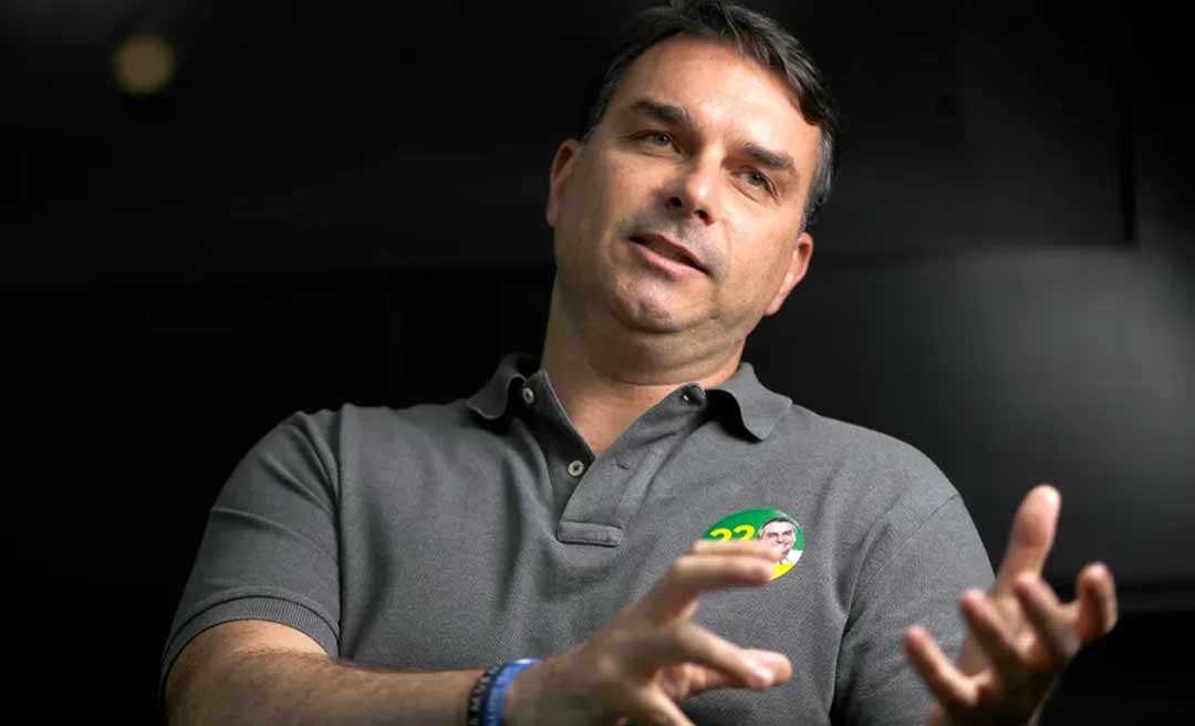 Em primeira manifestação após derrota do pai, Flávio Bolsonaro fala em 'erguer a cabeça' e 'não desistir'