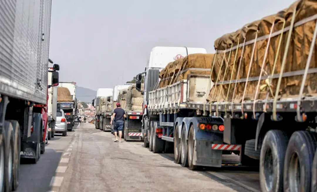 Justiça Federal no Rio manda PRF liberar rodovia fechada por caminhoneiros