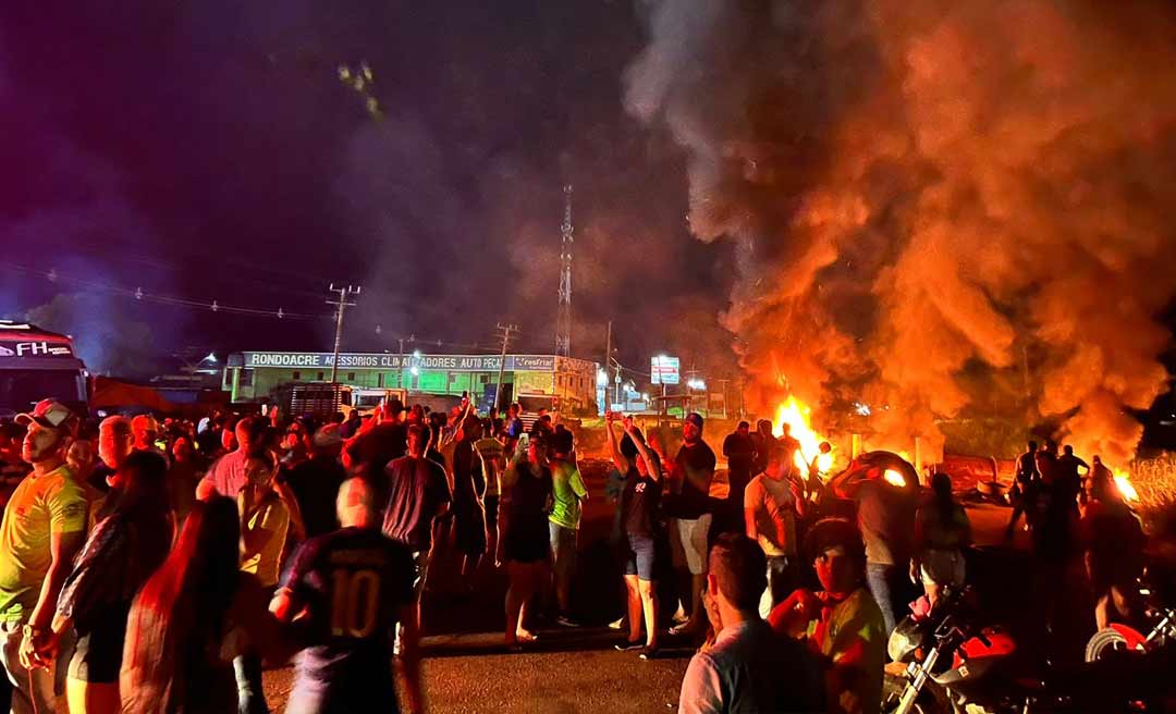 Militantes bolsonaristas se unem a caminhoneiros em local de bloqueio na BR-364 no Acre