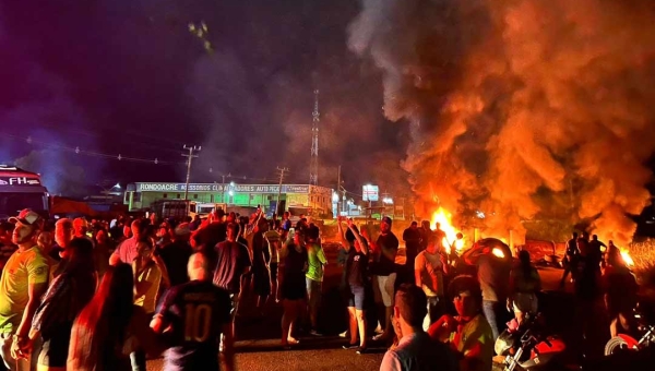 Militantes bolsonaristas se unem a caminhoneiros em local de bloqueio na BR-364 no Acre