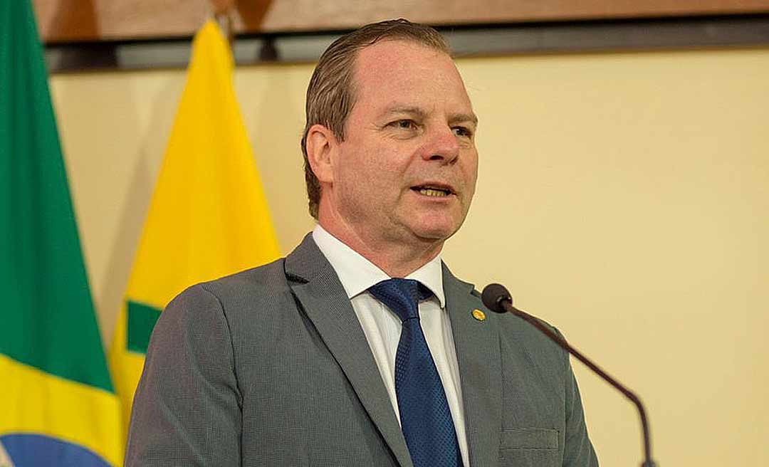 Longo parabeniza Gladson por postura de estadista e crítica protestos por resultado das eleições