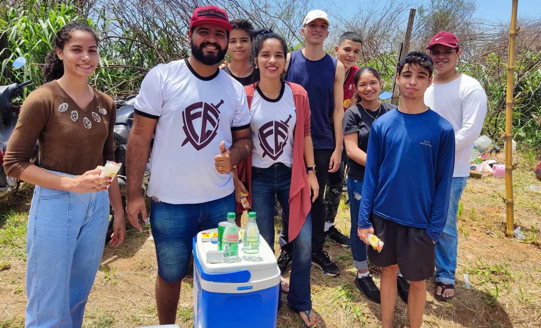 Grupo de jovens vende velas, refrigerante e água para ajudar a construção da igreja